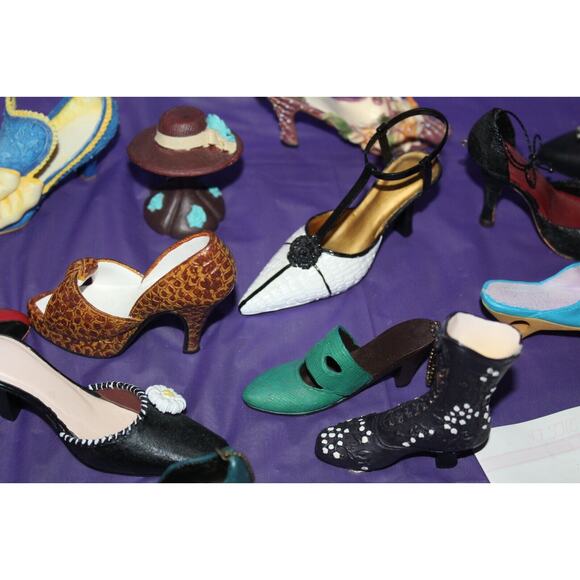 22 Piece Nostalgia And Other Miniature Shoe Figurines Dress Form And Hat - Picture 11 of 11